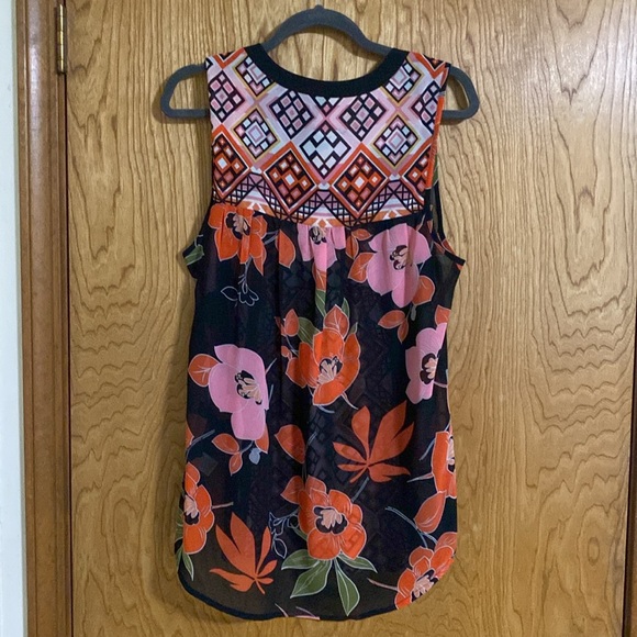 Contemporary Style Signature/Studio Large V-Neck with lace trim great condition - Picture 4 of 7